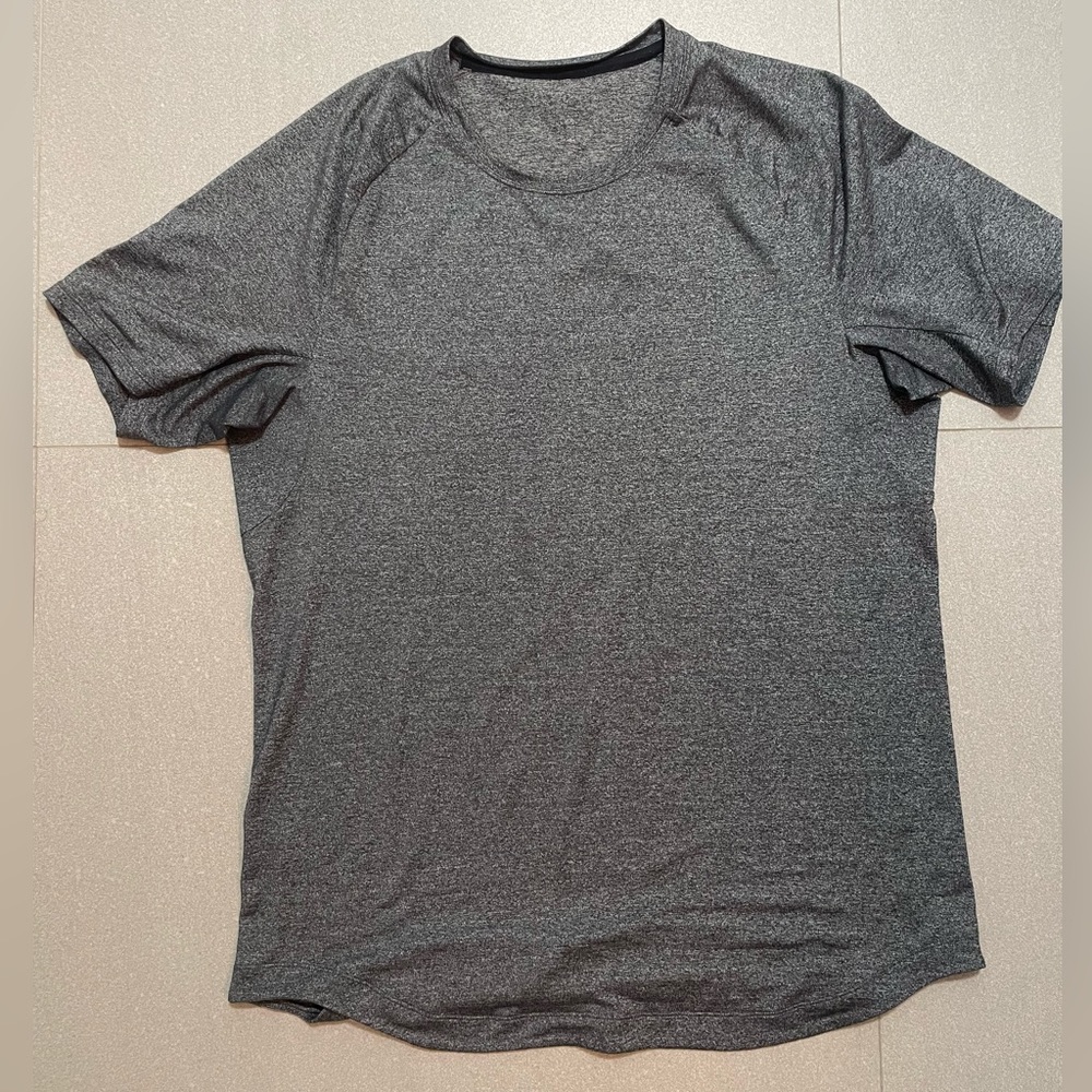 Men’s Lululemon shirt - medium